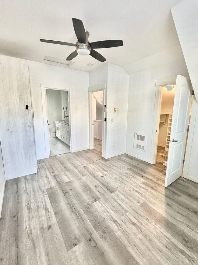 Building Photo - Modern 3 bedroom, 2.5 bathroom Townhome in Mapleleaf!
