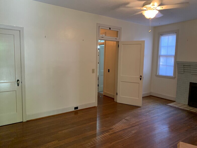 Bright living room w/closet & ceiling fan - 2603 Kiawah Ave