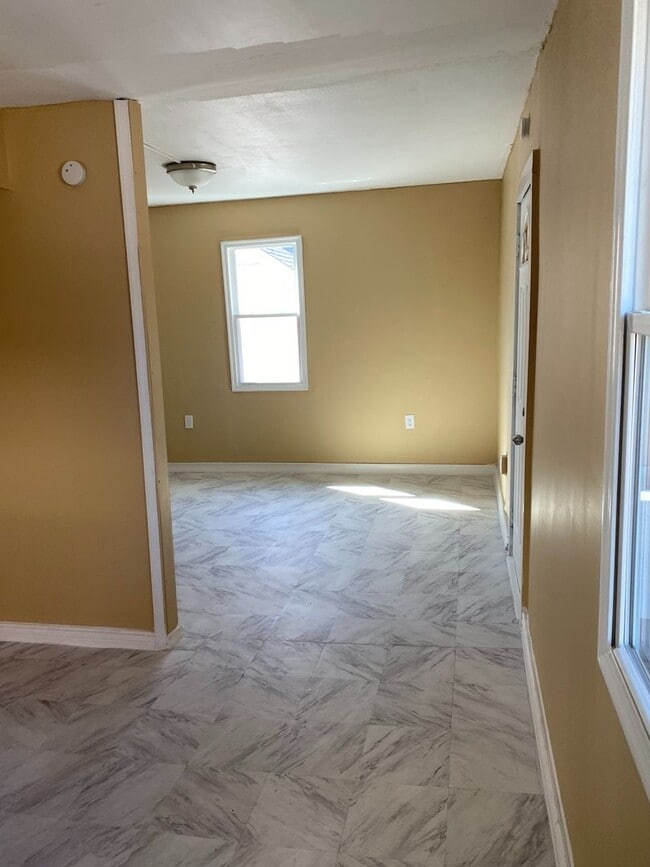 Building Photo - Single Family Home, Valley View School District, Gas heat, Private off Street Parking