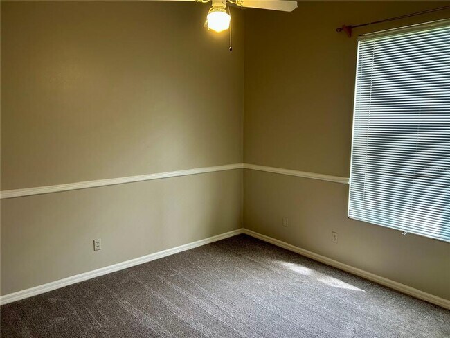 Building Photo - 10433 Lake Hill Dr