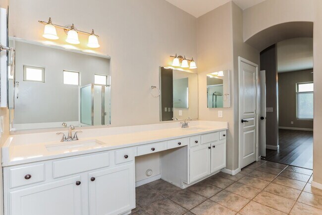 Building Photo - 2102 E Fawn Dr