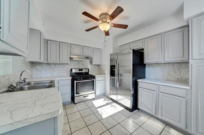 Building Photo - 1129 W San Antonio St