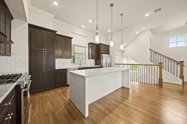 Building Photo - 1034 W 26th St