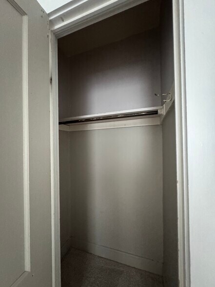 Building Photo - 2027 Chesterland Ave