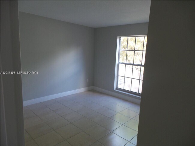 Building Photo - 10794 N Kendall Dr