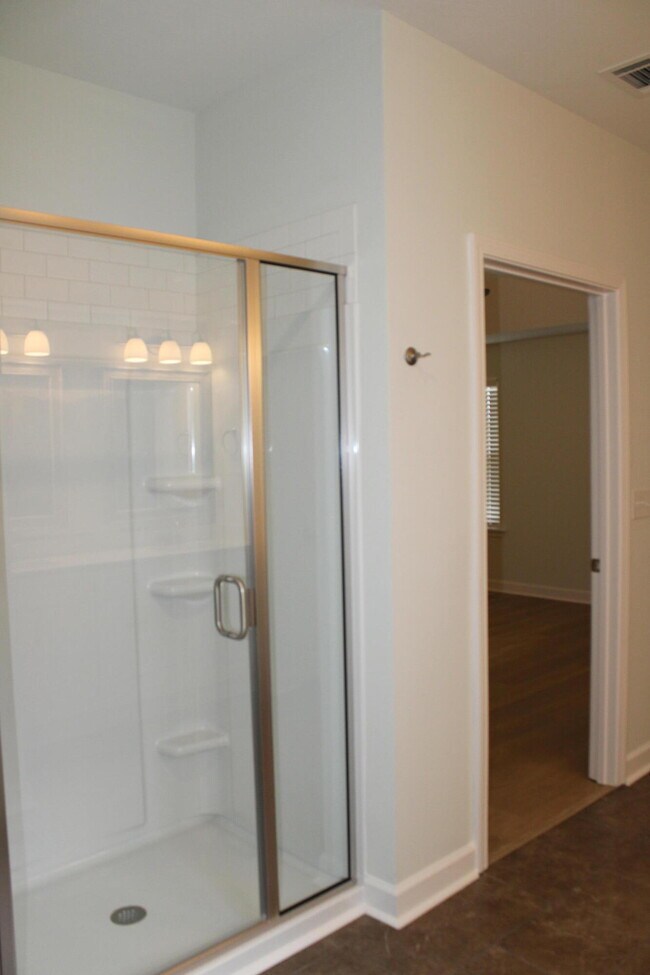 Building Photo - 921 Holbrook Dr