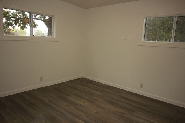 Building Photo - 672 Irwin Ln