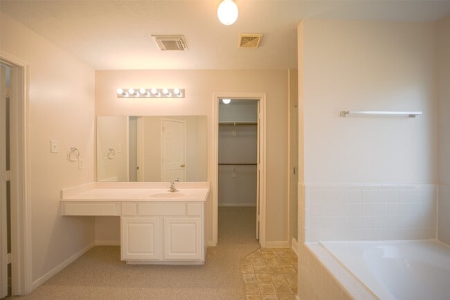 Building Photo - 8003 Beech Park Ln