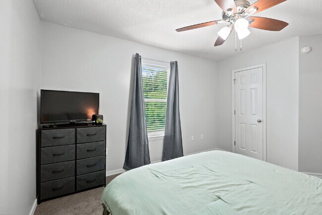 Building Photo - "Charming Pet Friendly 4-Bed Oasis in South Crestview with $500.00 Off First Full Months Rent!"
