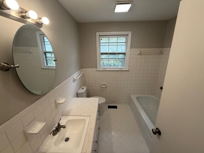 Building Photo - 3214 Doverside Dr