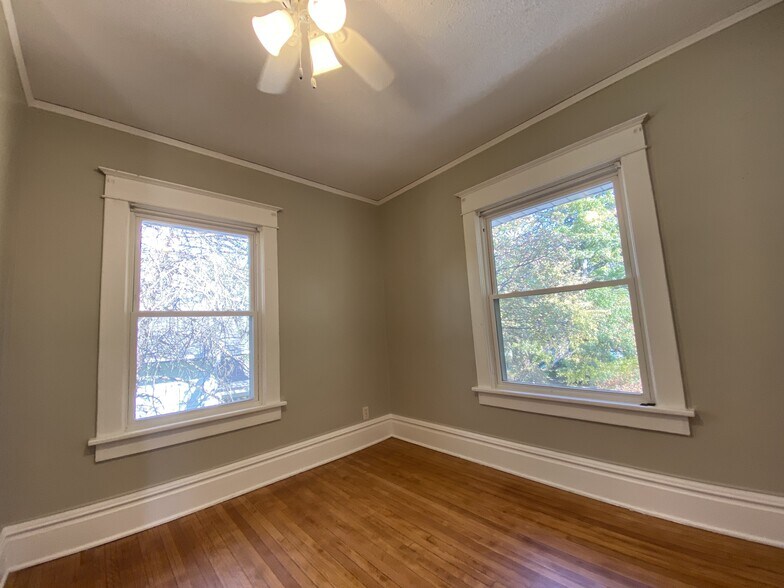 Building Photo - 1622 E 8th St