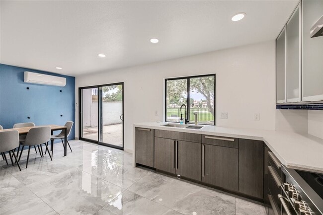 Building Photo - Golf Course Views from LVCC home