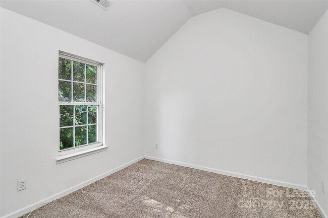 Building Photo - 1215 McAllister Dr
