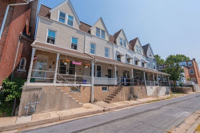 Building Photo - UPDATED FOUR BEDROOM/1.5 BATH TOWNHOME