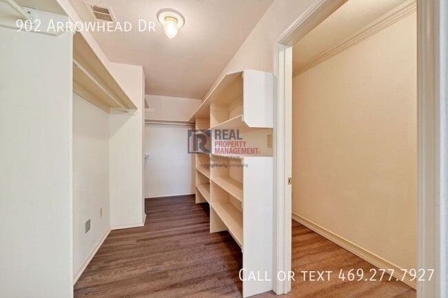 Building Photo - 902 Arrowhead Dr