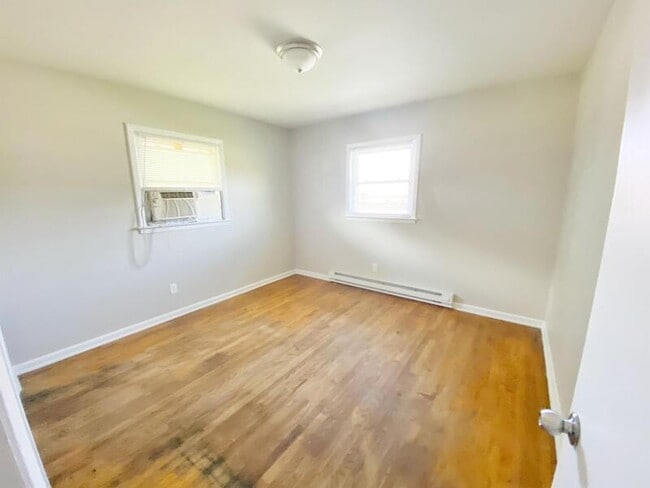 Building Photo - 819 Dana Pl