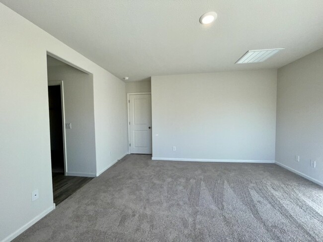 Building Photo - 4 bed 2 bath 2 car garage in gated Adult C...