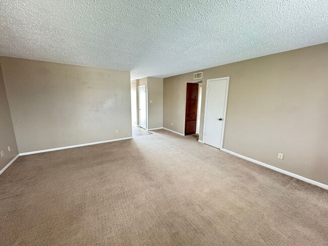 Building Photo - 2202 Hunt Dr