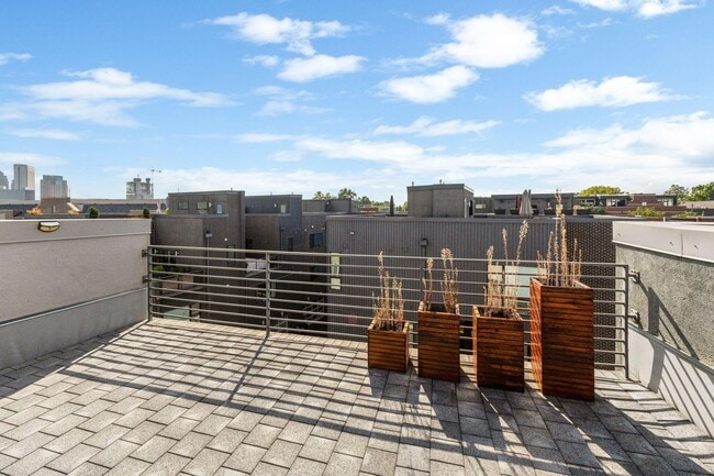 Building Photo - 801 N 6th St