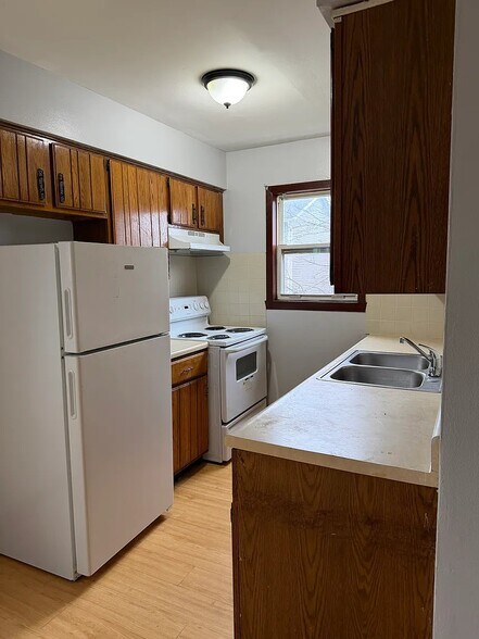 Building Photo - 352 S 6th St