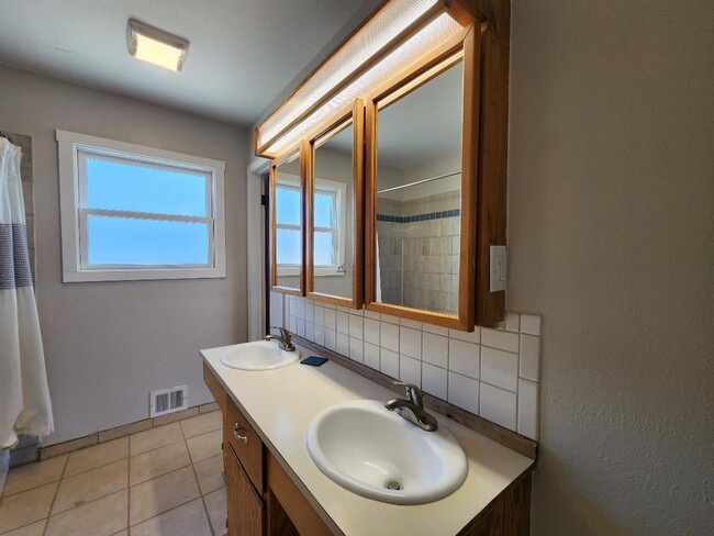 Building Photo - 1018 Camino Carlos Rey