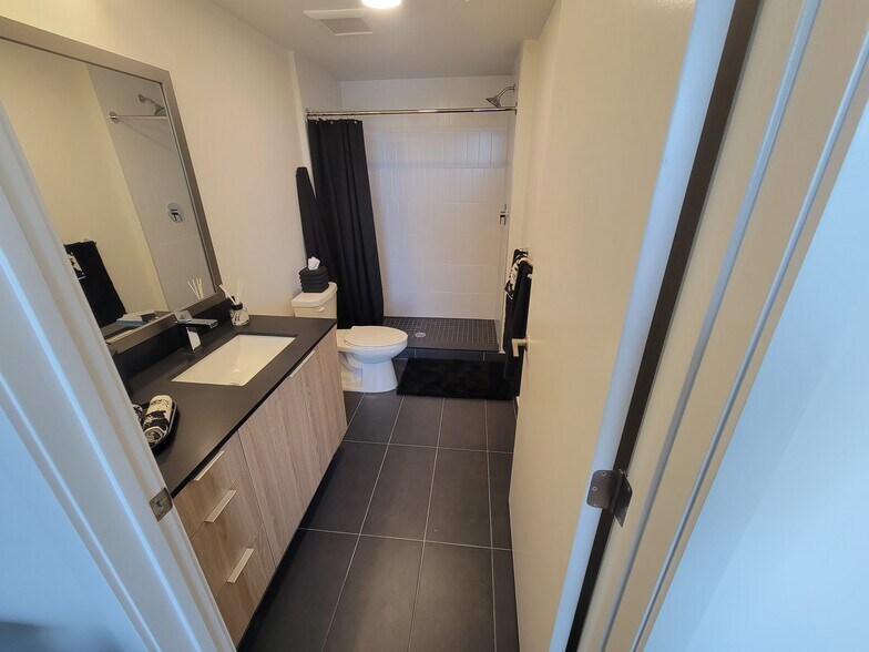 Building Photo - 858 E 27th St