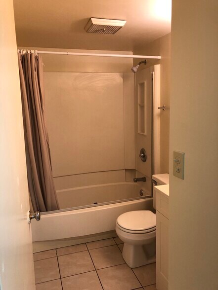 Bathroom Tub/Shower - 306 E Henry St