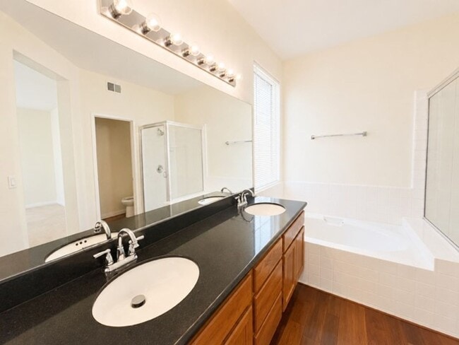 Building Photo - 910 Camino De La Reina
