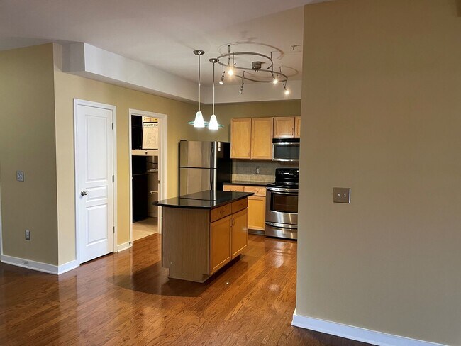 Building Photo - Sleek City Living: Oversized 2BR with Open Floor Plan