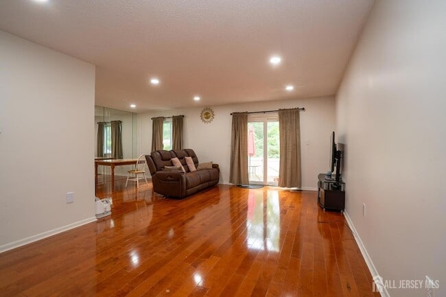 Building Photo - 16 Thoreau Dr