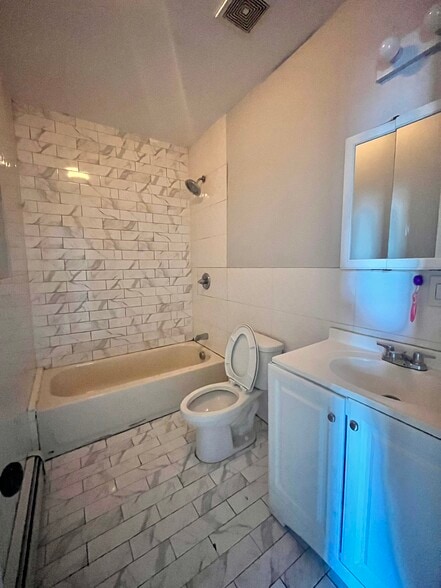 Building Photo - 5 Morton Pl