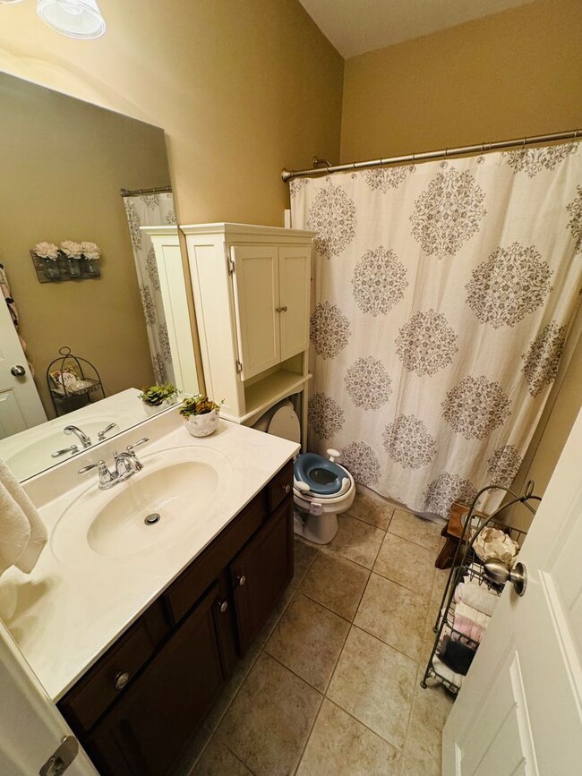 Building Photo - For Lease - 3 Bed, 2 Bath, 2445 sqft Home ...