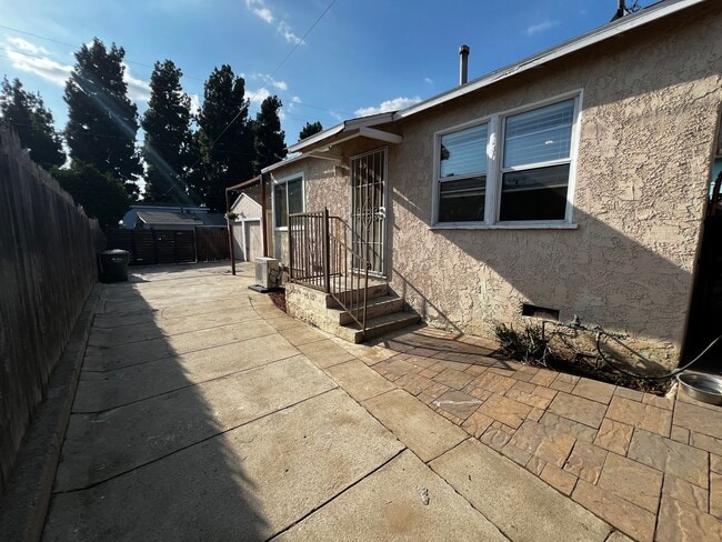 Building Photo - 1 Bedroom 1 Bath Remodeled House for Rent ...