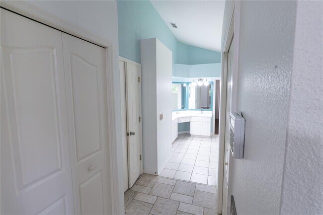 Building Photo - 16505 Lake Heather Dr