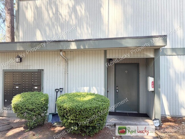 Building Photo - 2 Bed, 1 Bath in Federal Way Available NOW! Utilities Included and Extra Storage~
