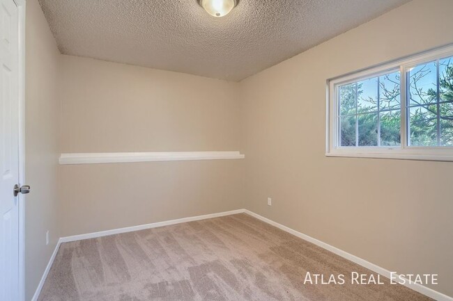 Building Photo - 2029 Whitehorn Dr N