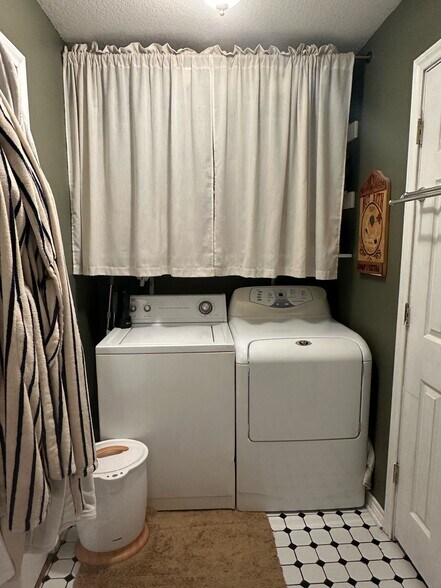 Bathroom laundry 940-383-2500 - 2019 N Bell Ave