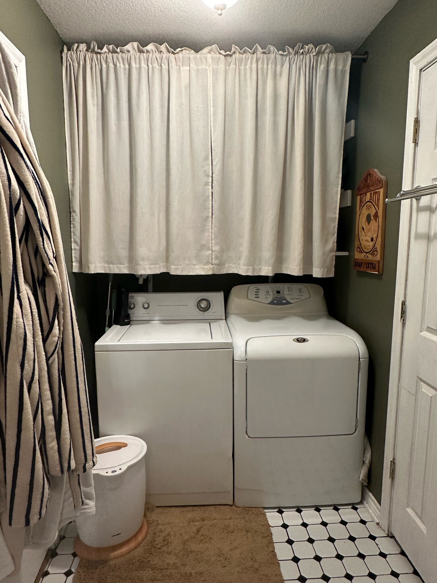 Bathroom laundry 940-383-2500 - 2019 N Bell Ave