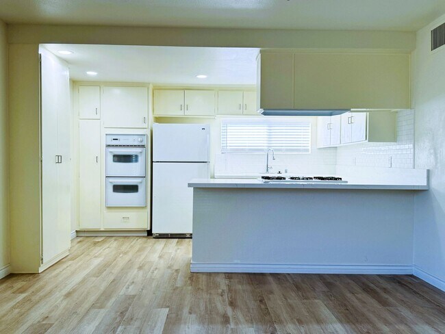 Building Photo - 2105 E Petunia St