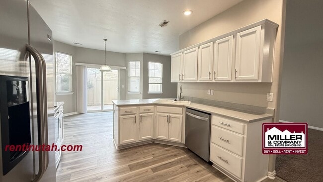 Building Photo - Beautifully updated townhouse in Riverton!