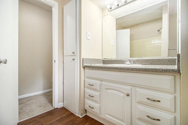 Building Photo - 4 Bedroom 2.5 Bath House