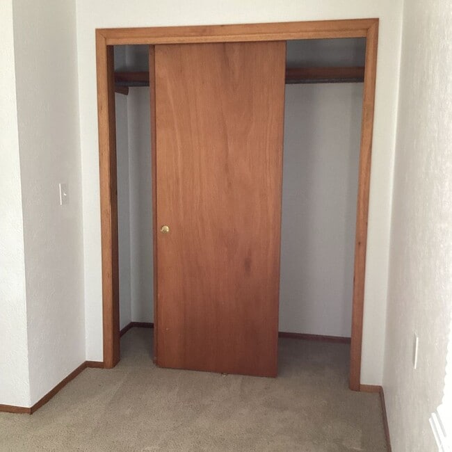 Building Photo - CUTE 4 BEDROOM / 1.5 BATHROOM HOUSE IN LAMAR MO!! WITH CAR GARAGE!