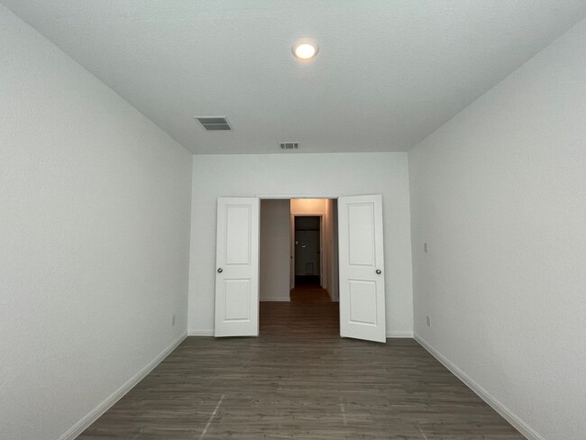 Building Photo - Luxury Vinyl Plank (No Carpet) /  Fridge I...