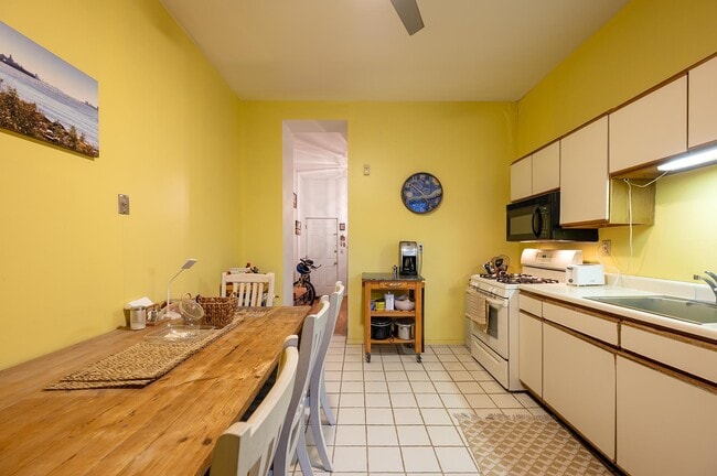 Building Photo - 413a 1st St