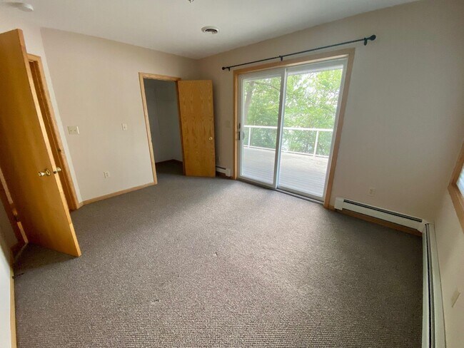 Building Photo - Nice 3 Bedroom house on the river front in Hudson