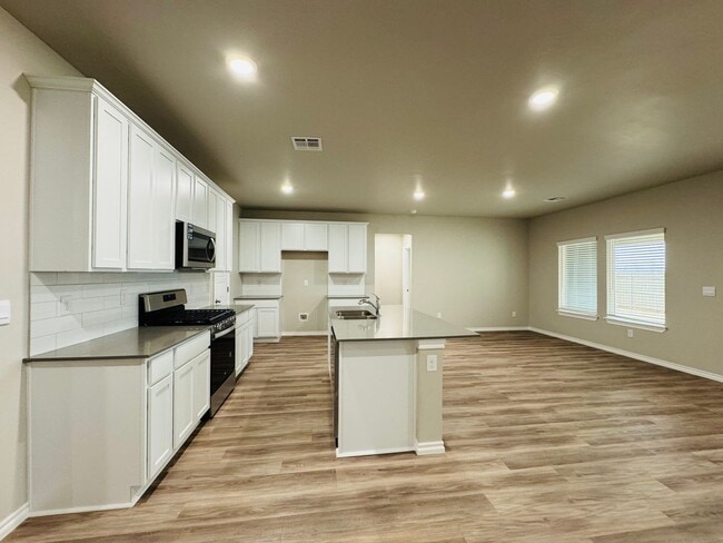 Building Photo - Deer Creek Schools + 4 Bedrooms + Newer Home in The Falling Springs Addition