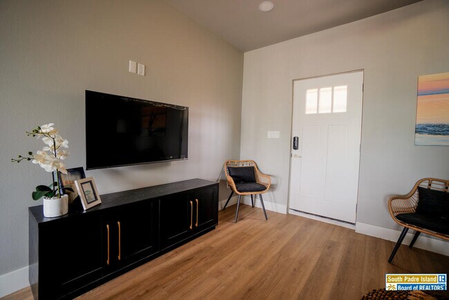 Building Photo - 111 W Sunny Isle Dr