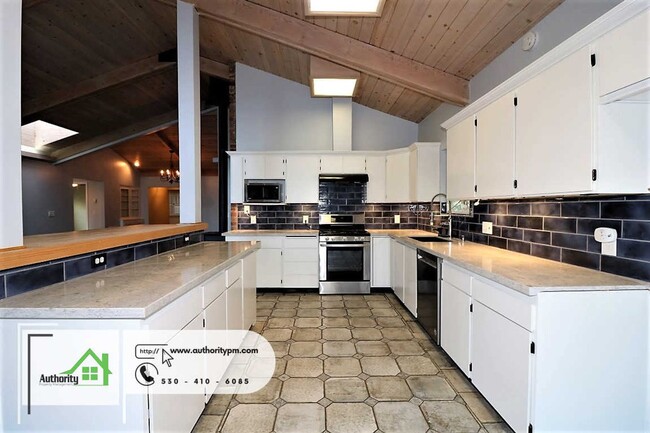 Building Photo - 875 Lakeview Dr