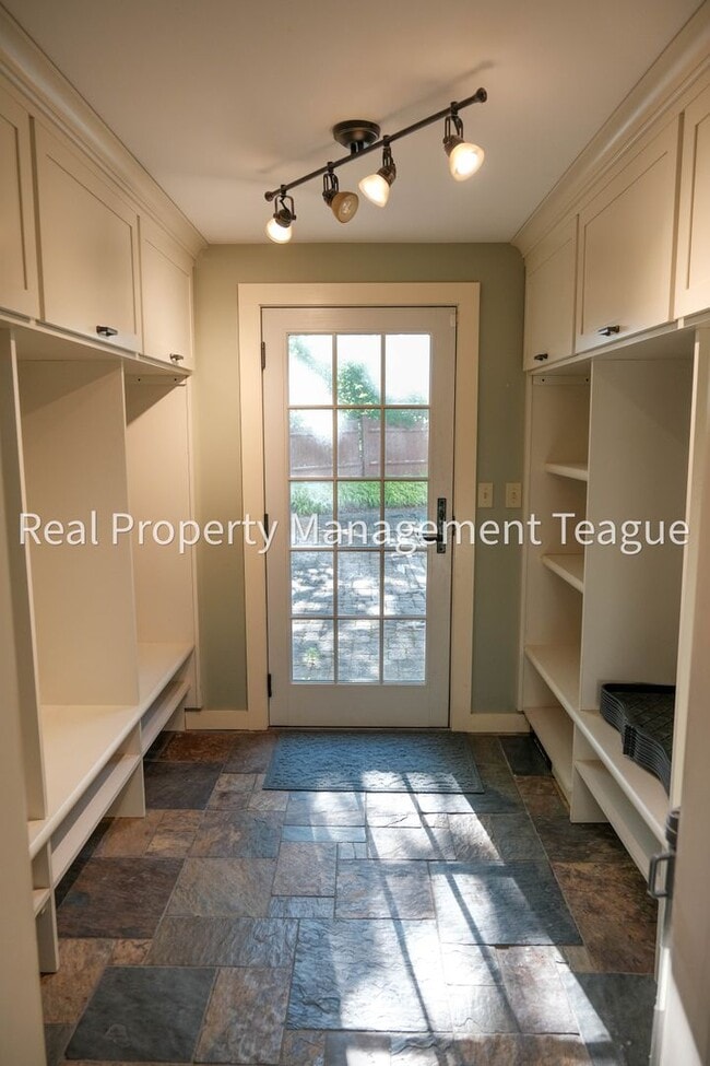 Building Photo - Dream home in Altamont