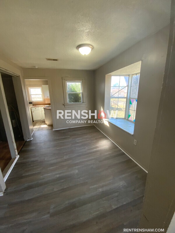 Building Photo - 318 Tulip St